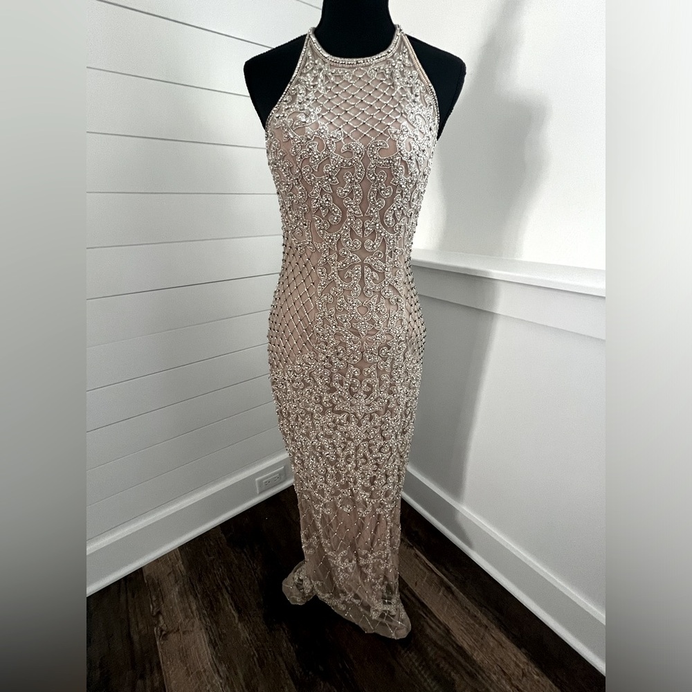 PROM SEASON!!!!
SHERRI HILL No 51207 Gown - Size 6 - Blush